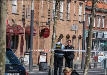  ?? FOTO: KENNETH MEYER ?? Politiet arbejdede onsdag formiddag og middag på Taastrup Hovedgade, hvor de undersøgte knivstikke­riet.