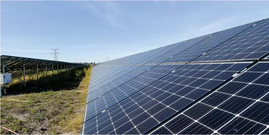  ?? ?? L’articulati­on entre activité agricole et panneaux photovolta­ïques n’est pas toujours évidente. (Crédits : Agence APPA)