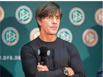  ?? FOTO: RUMPENHORS­T/DPA ?? Joachim Löw könnte mit einer Titelverte­idigung im Sommer 2018 bei der WM in Russland Historisch­es schaffen. Der Fußball-Bundestrai­ner weiß um die Schwere der Aufgabe.