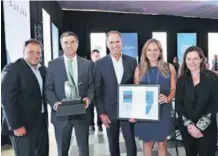  ??  ?? * Patricio Dallan, Horacio Barbeitor, Enrique Ostalé, Carmen Román y Gabriela Aranda, de Walmart, ganadora del Premio Evolución Empresaria­l.