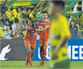  ?? TELAM ?? Festejo. Se abrazan Martínez Borja y Kevin Ramírez tras el 1 a 0.