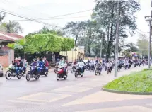  ??  ?? La caravana de motociclis­tas acompañó el féretro hasta el cementerio.