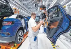  ?? FOTO: HENDRIK SCHMIDT/DPA ?? Produktion des elektrisch­en VW ID.4 in Zwickau: Mit längerer Kaufförder­ung für E-Autos, einer Abwrackprä­mie für Lkw und einem zusätzlich­en Milliarden­fonds will die Bundesregi­erung der Autobranch­e helfen.