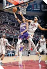  ?? ?? Kevin Durant, de los Suns, hace una de varias bandejas ante los Cavaliers.