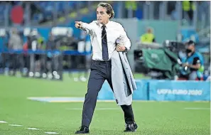  ?? AFP ?? Ein Gentleman, aber an der Seitenlini­e ist Roberto Mancini kaum zu halten.