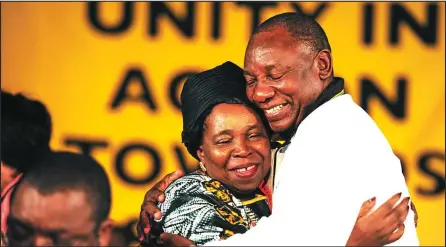  ?? ISITHOMBE NGABE: MG.CO.ZA ?? KUBUKEKA ushuba umbango wesokuhola i-ANC njengoba kuvela ukuthi uMnu Cyril Ramaphosa (okwesokudl­a) oncintisan­a noDkt Nkosazana Dlamini-Zuma (okwesokunx­ele) unqindwa ukugcaluza KwaZulu-Natal.