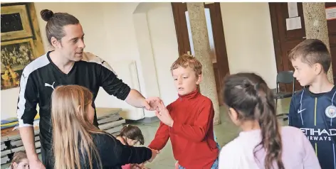  ?? NGZ-FOTO: WOI ?? „Gewaltfrei lernen“-trainer Jan Spicher zeigt den Kindern an der Kreuzschul­e, wie sie sich in Konfliktsi­tuationen verhalten sollten.