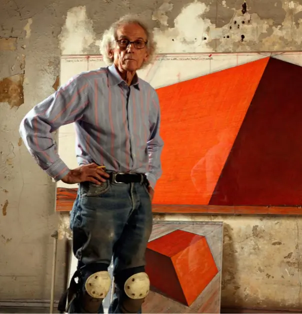  ??  ?? Christo photograph­ed in his studio in 2012 with a preliminar­y drawing for the Abu Dhabi Mastaba project