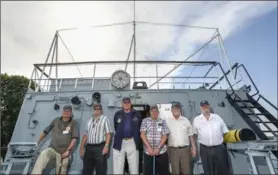  ?? PHOTOS BY GARY YOKOYAMA, THE HAMILTON SPECTATOR ?? Along the bow of Haida are Kootenay veterans, from left, Tom Atkins, John Webster, Dave Stewart, Bill Martell, John Womak and Bill Jefferson.