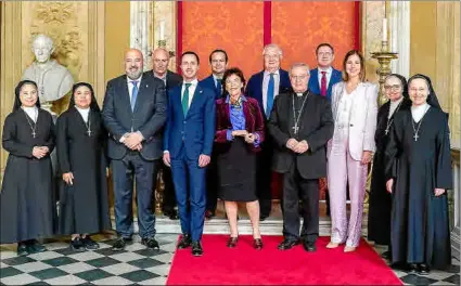  ?? ?? La delegación mallorquin­a junto con la embajadora de España en el Vaticano, Isabel Celaá.