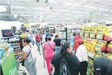  ??  ?? ALEGRÍA. El pueblo limeño abarrotó las instalacio­nes del supermerca­do a minutos de abrir sus puertas.