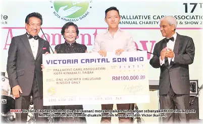  ??  ?? WAKIL Victoria Capital Sdn Bhd (dua dari kanan) menyampaik­an sumbangan sebanyak RM100 ribu kepada Morna (dua dari kiri) sambil disaksikan oleh Musa (kiri) dan Victor (kanan).