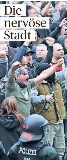  ?? FOTO: DPA ?? Am Montag protestier­ten Rechte in Chemnitz am Karl-Marx-Monument. Unter anderem wurde der Hitlergruß gezeigt.