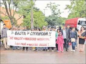  ??  ?? Poco más de 50 personas se manifestar­on contra el intendente Francisco Chávez, por supuestas falencias.