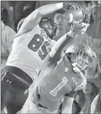  ??  ?? THE UTES’ Cole Fotheringh­am hauls in a seven-yard touchdown pass in the first half.