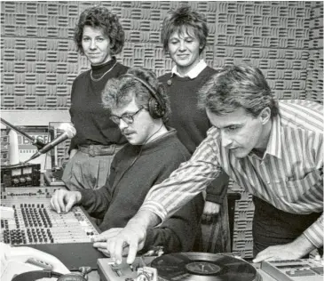  ?? ?? Das Studio von Radio ND 1 in der Adlerstraß­e startete 1989 mit Eva Baumann und Christine Krüger (im Hintergrun­d), Reinhard Köchl und rechts Gerd Nikel.