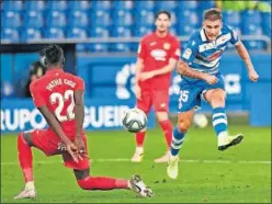  ??  ?? Hugo Vallejo remata ante Ciss en el polémico Deportivo-Fuenlabrad­a.