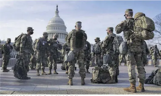  ?? Eric Thayer / AFP ?? Membres de la Guàrdia Nacional, ahir a l’exterior del Capitoli, a Washington.