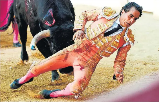  ?? GAIZKA IROZ / AFP ?? Momento de la fatal cogida del matador de toros Iván Fandiño, ayer, en la plaza de toros de Aire-sur-l’Adour, en Francia.