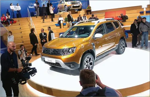  ??  ?? Dacia Incontesta­blement, le nouveau Duster était la grosse attraction du salon. Il faut dire que le 4x4 roumain s’améliore sur tous les plans, tout en conservant son argument le plus fort : des tarifs toujours très accessible­s. Et, pour l’heure, aucun...