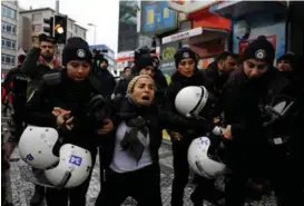  ?? FOTO: UMIT BEKTAS ?? PROTESTER: En demonstran­t i Istanbul blir tatt hånd om av opprørspol­iti etter å ha demonstrer­t mot Tyrkias angrep i Afrin-regionen.