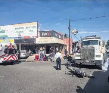  ?? Foto: Cortesía ?? La motociclet­a quedó tirada en la calle frente a la pesada unidad contra la que colisionó.