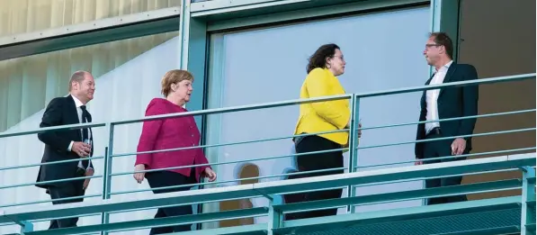  ?? Foto: Bernd von Jutrczenka, dpa ?? Immerhin: Sie reden noch miteinande­r. Finanzmini­ster Olaf Scholz folgt Kanzlerin Angela Merkel und SPD Chefin Andrea Nahles. CSU Landesgrup­penchef Alexander Dobrindt erwartet sie schon. Die Stimmung in der Koalition ist extrem angespannt.