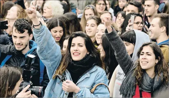  ?? VÍCTOR LERENA / EFE ?? Alumnos contra Cifuentes. Cientos de estudiante­s de la URJC exigen la dimisión de Cristina Cifuentes y del rector Javier Ramos