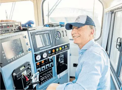  ??  ?? Gorrita. Mauricio Macri, ayer, durante la inauguraci­ón de un nuevo ramal del Ferrocarri­l Belgrano.