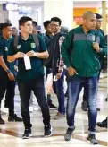  ?? ANGGER BONDAN/JAWA POS ?? PEMBUKTIAN: Pedro Henrique bersama para pemain Persebaya di Bandara Juanda tadi malam sebelum terbang ke Balikpapan.