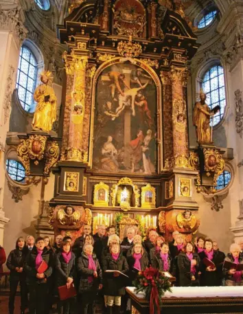  ?? Fotos: Alice Lauria ?? Aus dem Altarraum besingt der Kirchencho­r den Advent.