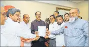  ?? HT PHOTO ?? Sangh presents letter of support to Uddhav Thackeray