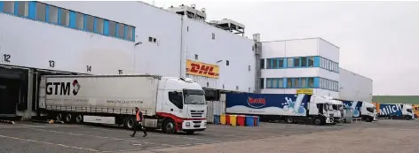  ?? RP-FOTOS (4): THOMAS LAMMERTZ ?? Am Standort Märkische Straße verfügt DHL über 40 Portale, an denen die Lkw ihre Ladung bekommen oder abgeben.