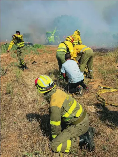  ?? AP ?? Lucha contra el fuego en Tabara, en la provincia de Zamora