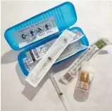 ?? PEDRO RUIZ LE DEVOIR ?? Une trousse préparée par la Clinique Santé Amitié contenant des seringues aux aiguilles rétractabl­es et des fioles de naloxone pouvant sauver des vies lors de surdoses.