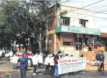  ??  ?? Los funcionari­os marchan frente a la VII Región Sanitaria.