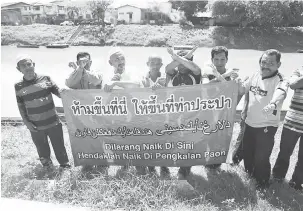  ?? — Gambar Bernama ?? BANTAHAN: Kira-kira 300 penduduk di Sungai Golok mengadakan bantahan secara aman semalam terhadap tindakan tentera Thai menutup enam pangkalan bot di sepanjang Sungai Golok sejak tiga hari lalu atas sebab-sebab keselamata­n di Narathiwat, semalam.