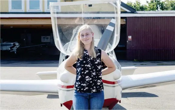  ?? Bild: EDITH CAMILLA SVENSSON ?? FULL FART MED FLYGPLAN. Lina Brink är med största sannolikhe­t den yngsta piloten någonsin i Varbergs Flygklubb.