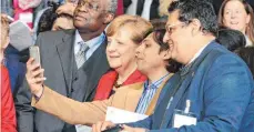  ?? FOTO: DPA ?? Kanzlerin Angela Merkel ( CDU) hat in Berlin Flüchtling­shelfer empfangen – und widerspric­ht den wachsenden Sorgen in der Bevölkerun­g.