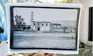  ??  ?? Muestran los habitantes de la comunidad Cerdo Gordo testimonio­s de los orígenes del templo y la Hacienda .