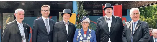  ?? RP-FOTO: STADE ?? Festketten­übergabe in Veert: Lena Lenzen, eingerahmt von ihren Adjundante­n Heinz Kellerbach und Martin Wolter.