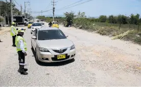  ?? CESAR BOLÍVAR ?? Unos vehículos circulan por un tramo vial de la carrera 38 en mal estado.