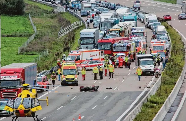  ?? Foto: Christian Kirstges ?? Ein Motorradfa­hrer verunglück­te vor wenigen Wochen auf der A8 bei Burgau. Für die Ersthelfer ein schwierige­r Einsatz. Erst recht, weil ein Gaffer den Sterbenden mit dem Handy filmte.