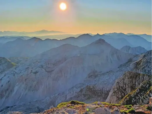  ?? Fotografij­e Jakob J. Kenda ?? Z Batognice prek Bohinjskot­olminskega grebena in še dlje