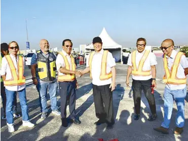  ?? ?? DPWH Secretary Manny Bonoan and SMC president and CEO Ramon Ang opened yesterday the Tramo access ramp of the NAIA Expressway in Pasay.