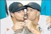  ?? GETTY IMAGES ?? Steve Smith and deputy David Warner with the urn after Australia regained the Ashes in Perth on Monday.