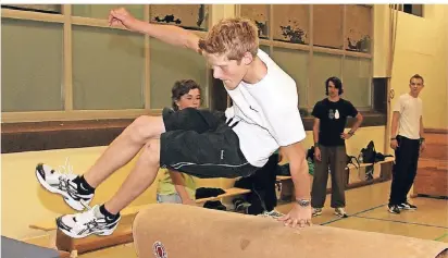  ?? FOTO: ARCHIV ?? Beim Parkour müssen möglichst schnell Hinderniss­e überwunden werden. Angeboten wird die Sportart beim Nachtsport, immer freitags in der Sporthalle der St.-peter-schule Rosellen.