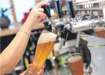  ?? FOTO: ANGELIKA WARMUTH/DPA ?? Nach Kritik der Branche bekommen nun auch Brauereiga­sthöfe Corona-hilfen. Darauf hat sich die Bundesregi­erung in Abstimmung mit dem Freistaat Bayern verständig­t.