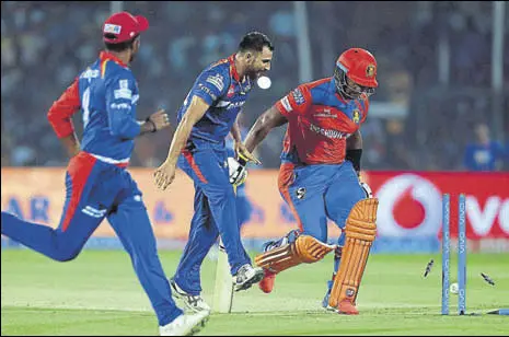  ?? AFP ?? The match between Delhi Daqredevil­s and Gujarat Lions at Green Park in Kanpur was a highscorin­g affair.