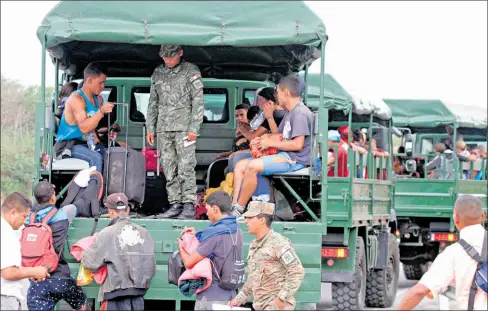  ?? Mario faustos / el comercio ?? • Personal militar peruano llevó a cientos de migrantes venezolano­s en camiones desde la frontera hacia Tumbes.